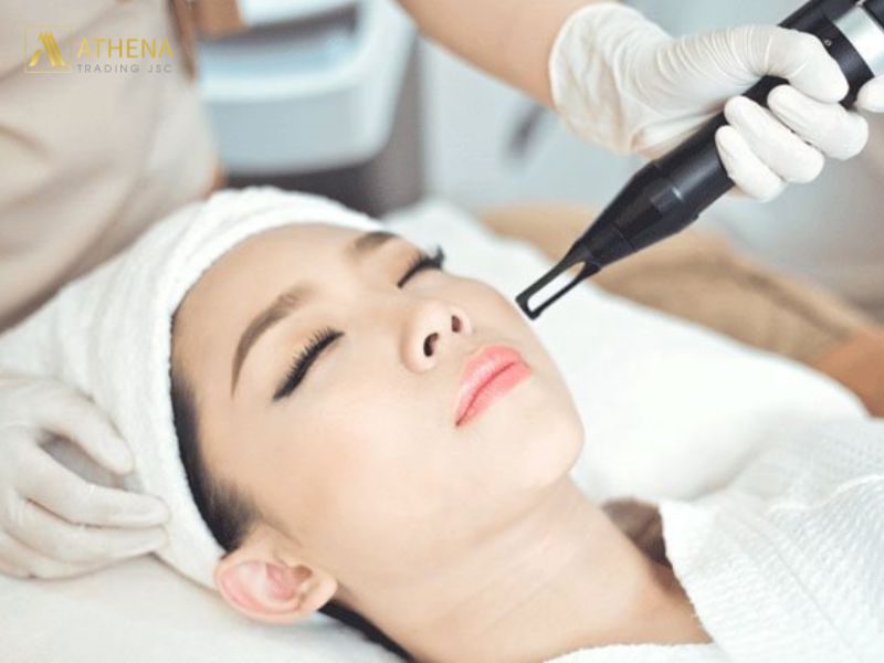 Đây là phương pháp sử dụng tia laser với bước sóng phù hợp để phá vỡ các hắc sắc tố, kích thích sản sinh collagen mới, giúp da sáng mịn và đều màu