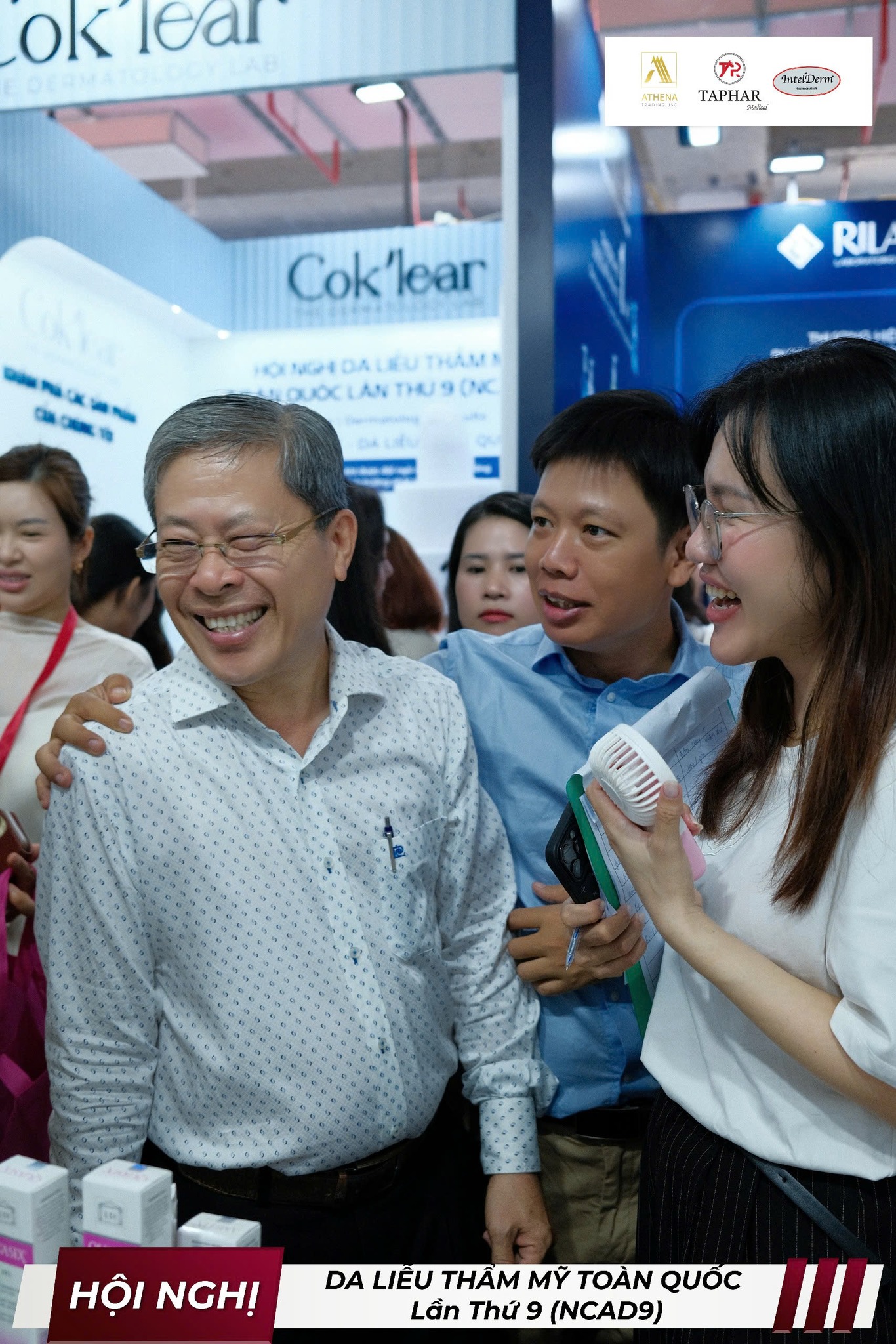 Bác sĩ chuyên khoa da liễu chụp ảnh lưu niệm tại gian hàng IntelDerm và LSI